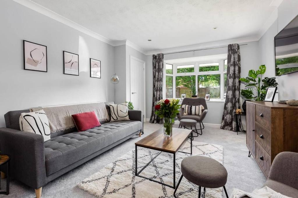 una sala de estar con un sofá y una mesa en Curlew Stays - Semi Detached Home - Pet Friendly, en Thornton