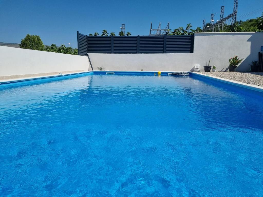 een groot zwembad met blauw water bij Bazen na dan Saray pool in Mostar