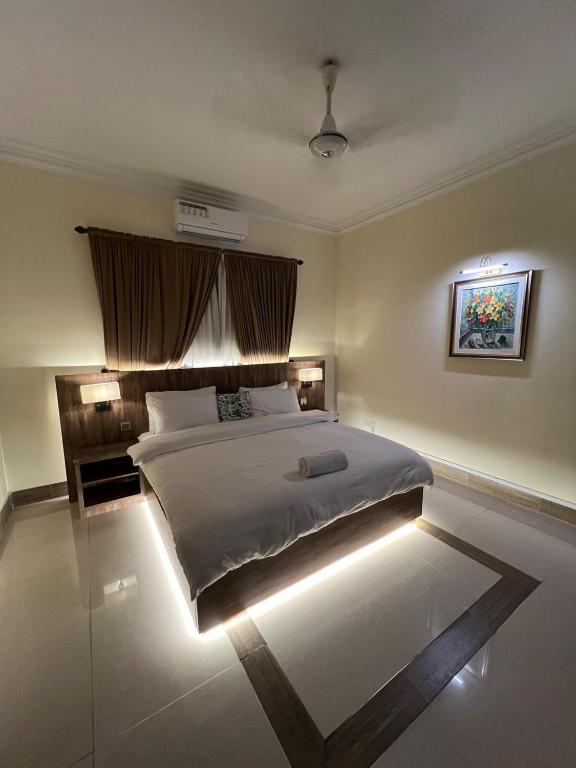 Кровать или кровати в номере One Bed Room Sunrise BNB DHA phase 7