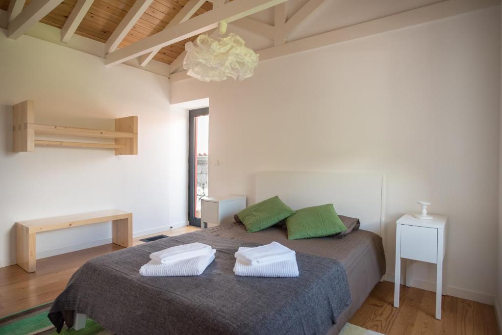 sypialnia z łóżkiem z dwoma ręcznikami w obiekcie Casa do Sanguinho - Estúdio, Quinta do Rochão w mieście Terra Alta