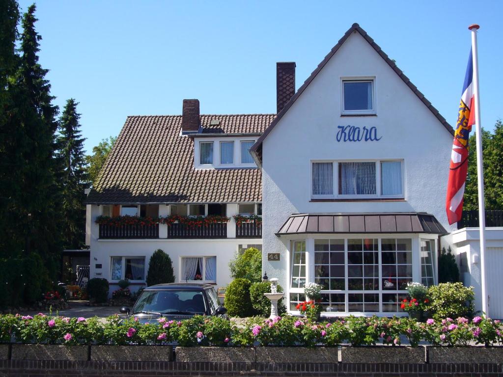 a building with a car parked in front of it at Aparthotel Klara in Timmendorfer Strand