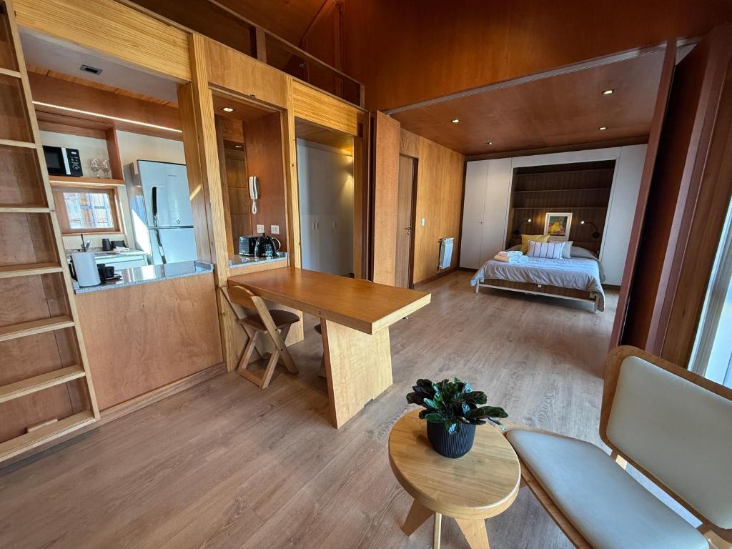 Cette chambre comprend un lit et un bureau. dans l'établissement Departamento 3 ambientes, modernoso, cálido y a media cuadra de la calle principal. 2 PAX (V420), à San Martín de los Andes