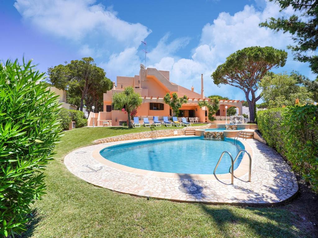 Villa in Vilamoura with Pool near Beach