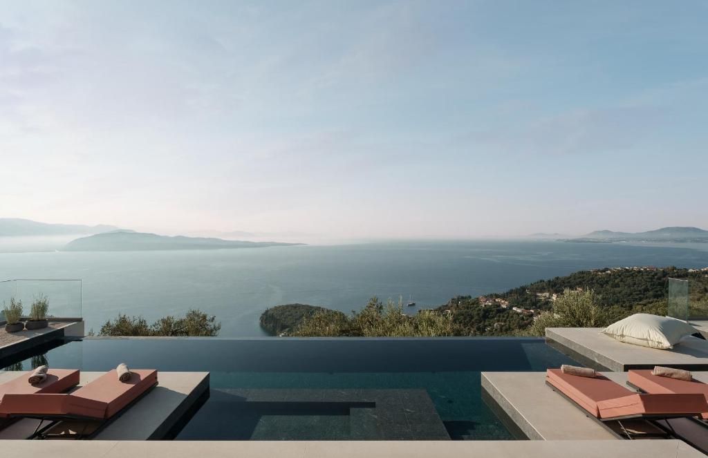 una piscina con vista sull'oceano di Noùs Corfu Villa a Kalámi