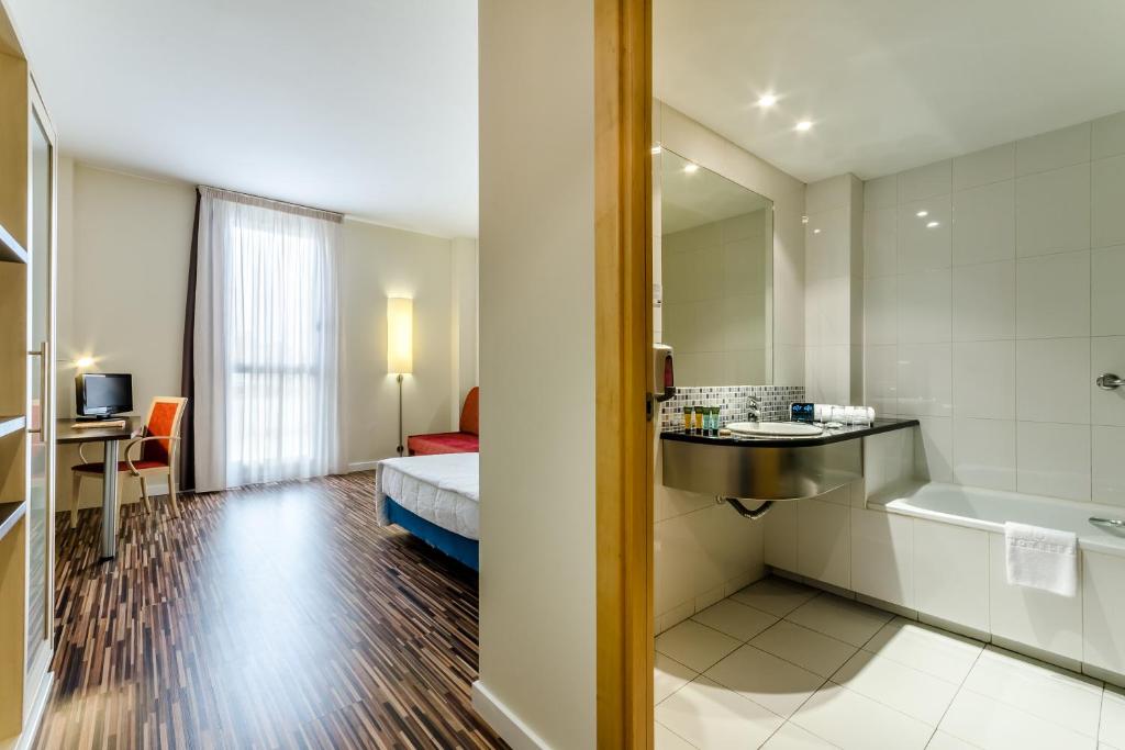 Koupelna v ubytování Hotel YIT Ciudad De Zaragoza