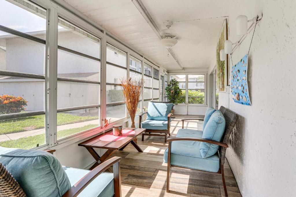 Χώρος καθιστικού στο Golf Retreat with Pool Access 3 Mi to Dtwn Naples