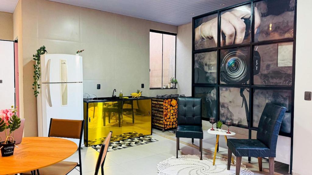 a dining room with a yellow table and chairs at BOX 360 - Container SUSPENSO! in Uberlândia