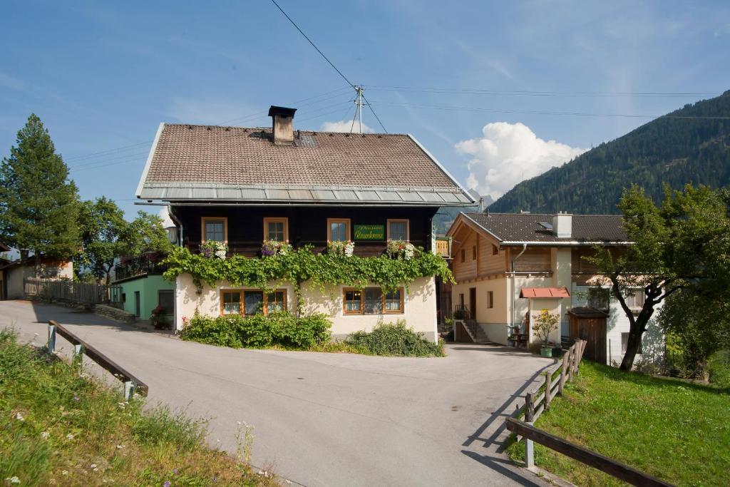 a house with ivy growing on the side of a road at Kräuterpension Rosenkranz in Rangersdorf