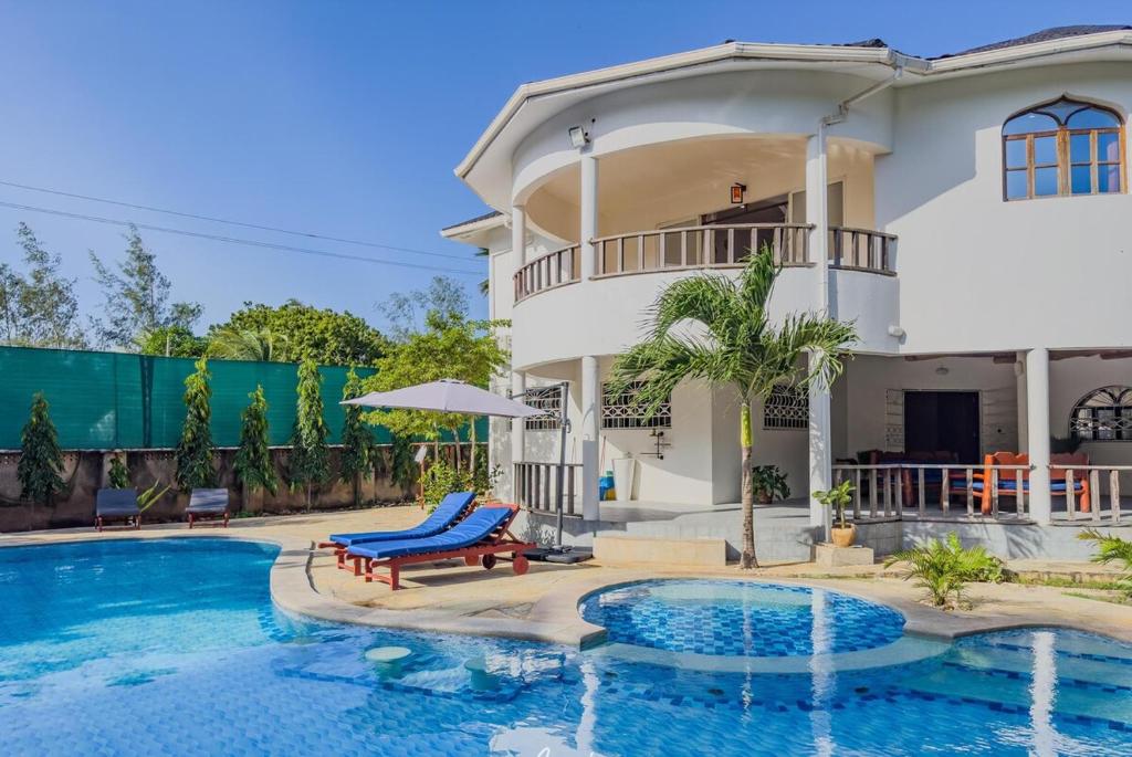 Πισίνα στο ή κοντά στο Elegant 5BR Diani Villa with Pool & Beach Access