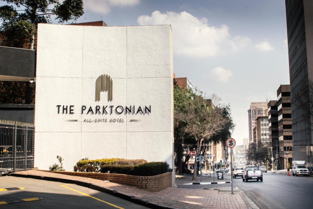 una señal en el lateral de un edificio en una calle en The Parktonian All Suite Hotel, en Johannesburgo