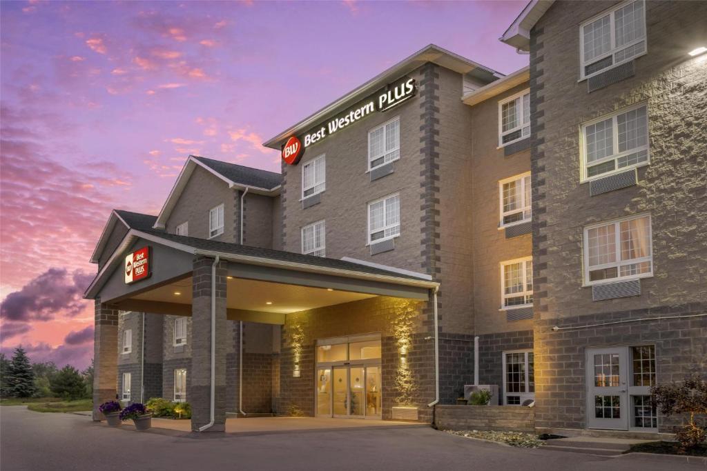 Una representación de la entrada a un hotel. en BEST WESTERN PLUS Saint John Hotel &amp; Suites, en Saint John