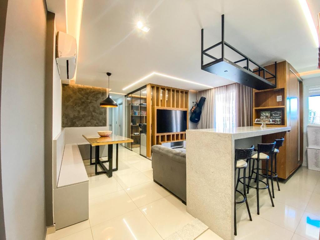 Η κουζίνα ή μικρή κουζίνα στο Apt todo mobiliado 2 quartos e Office com Cama Alto Padrão Cuiabá