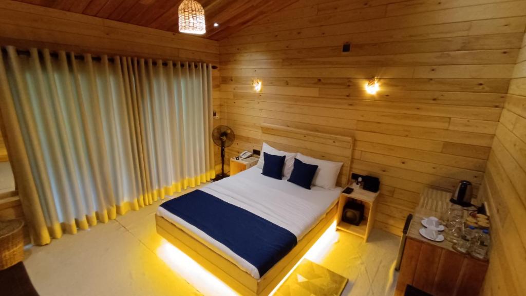 um quarto com uma cama em um quarto de madeira em Wood Chalets Ella em Ella