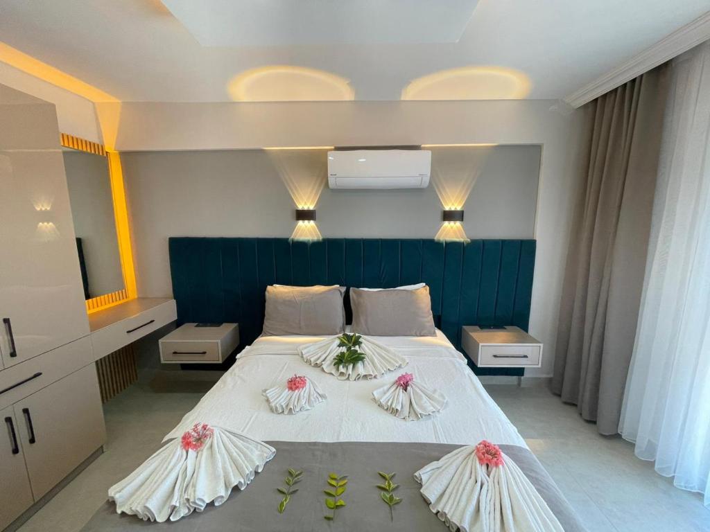 Un dormitorio con una cama grande con flores. en Lina Life, en Fethiye