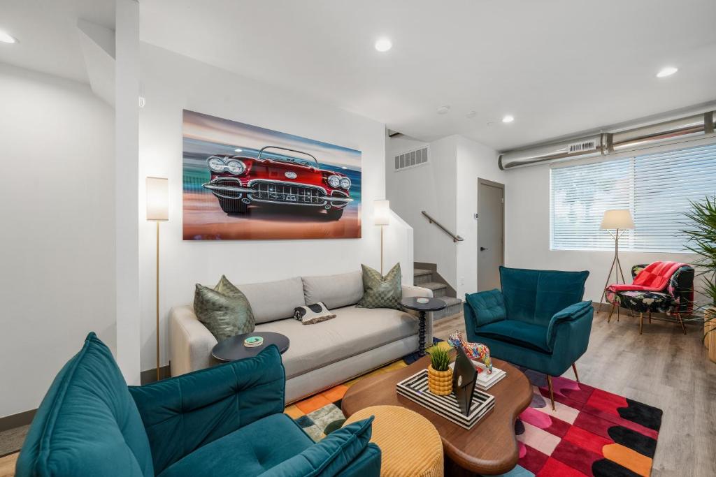 sala de estar con sofá y coche rojo en la pared en The Pilot Haus Luxe 2BR, Rooftop Deck & Garage, en Salt Lake City