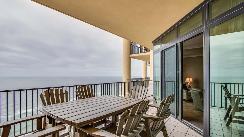d'un balcon avec une table et des chaises en bois. dans l'établissement The Oasis Orange Beach 2110, à Orange Beach