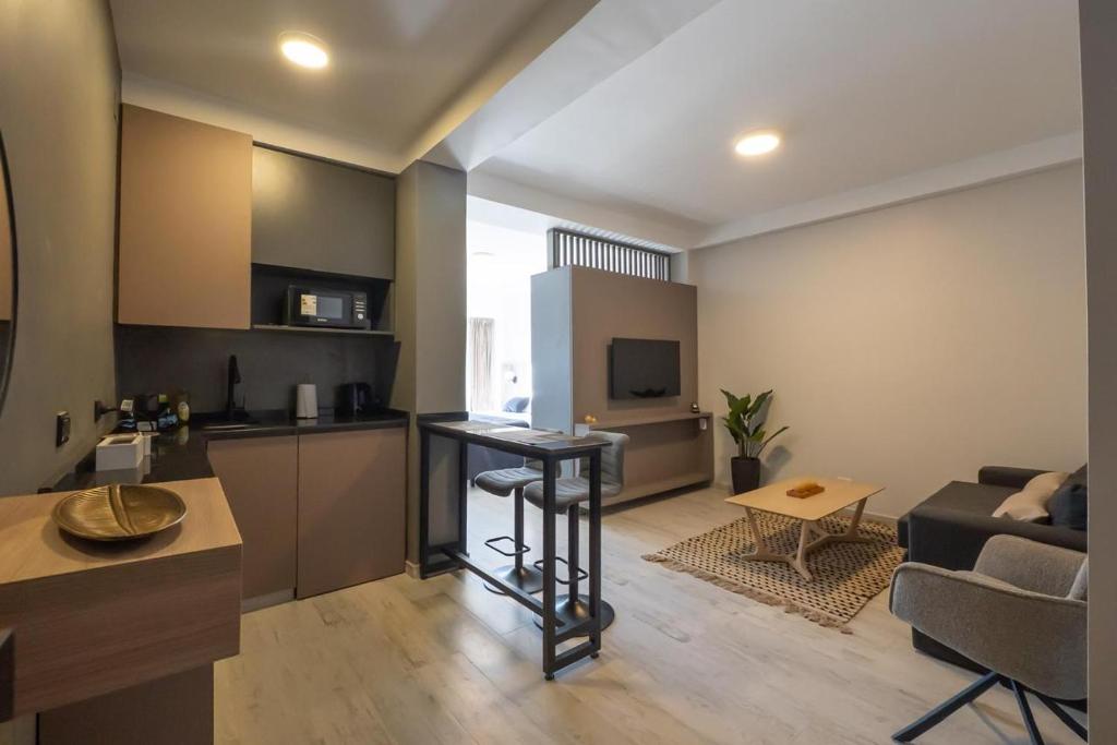 a kitchen and living room with a couch and a table at Republica Suites - Departamento Nivel Ejecutivo2 in San Fernando del Valle de Catamarca