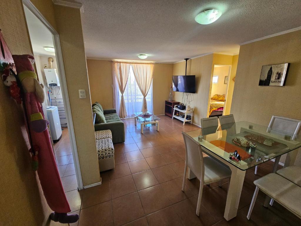a kitchen and living room with a table and chairs at Departamento diario en Copiapo en quinto piso in Copiapó