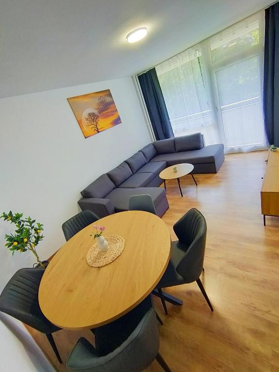 Χώρος καθιστικού στο Large Central Apartment - MODERN & Fully Equipped - near fair