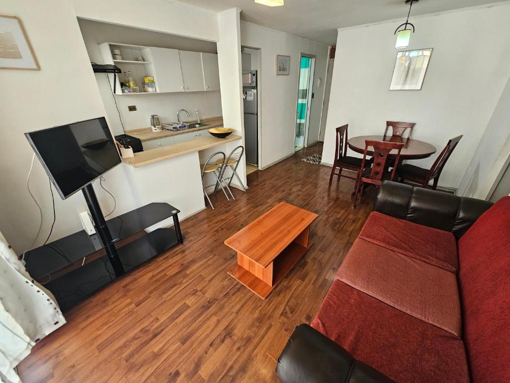 コピアポにあるDepartamento Copayapu 3268のソファとテーブルのあるリビングルーム