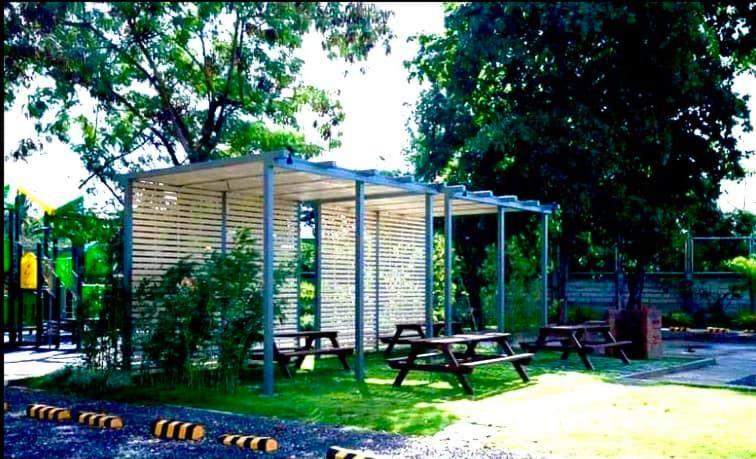 Lo-ocにあるSaekyung Condoの公園内のベンチ付きピクニックシェルター