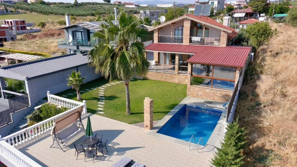 Πισίνα στο ή κοντά στο Anesi Beachfront Luxury Villa