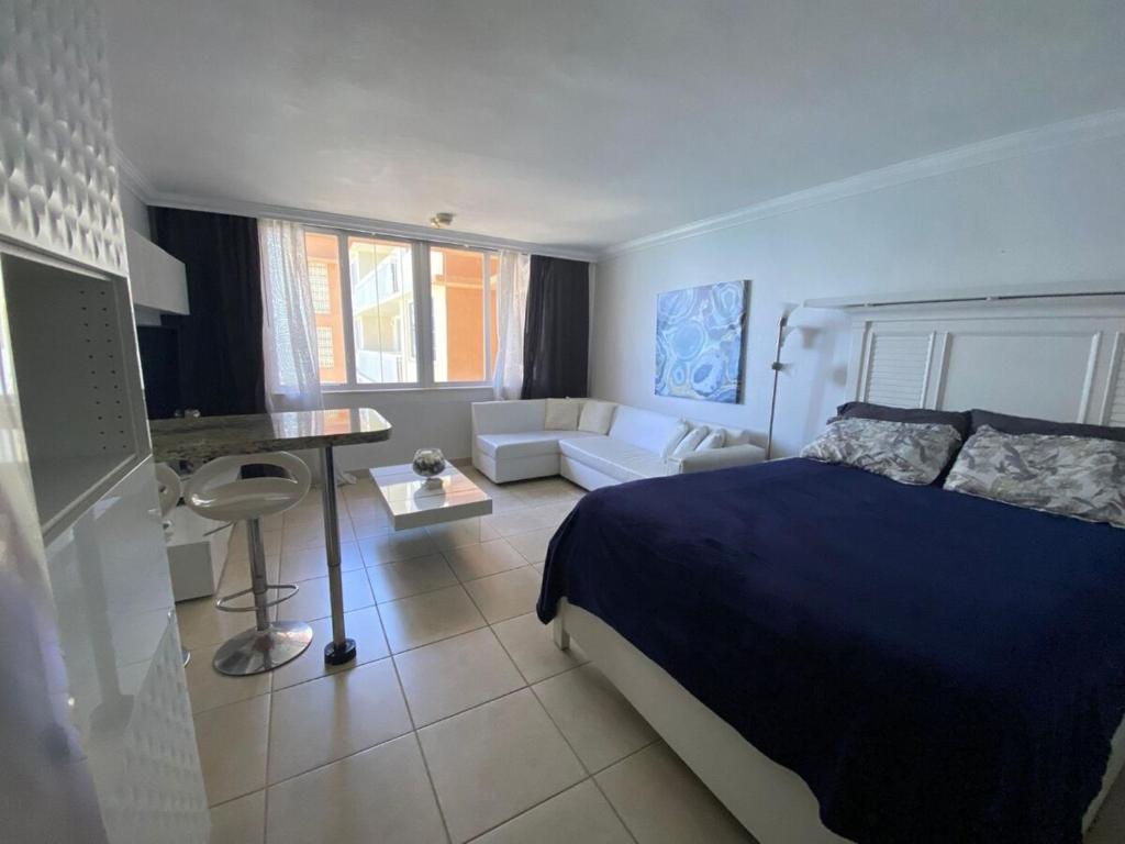 una camera da letto con un letto e un soggiorno di Departamento de Lujo Frente al Mar - Miami Beach a Sunny Isles Beach