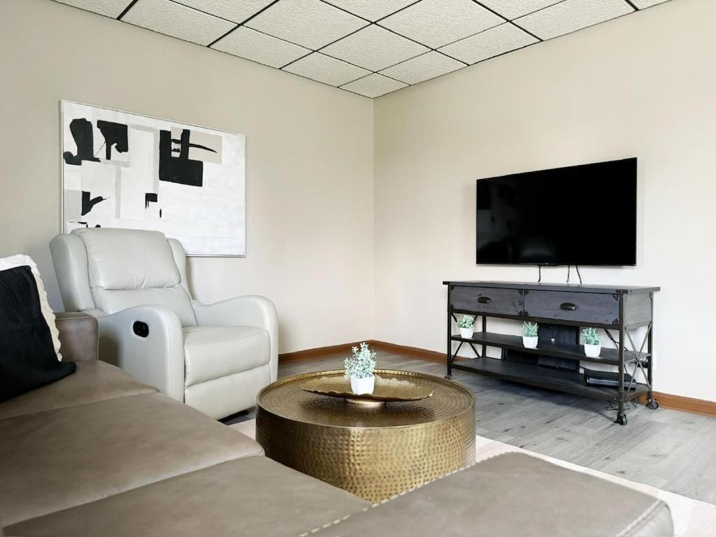 Телевизор и/или развлекательный центр в Parkland Home KING 2Bedroom Townhome in Evv