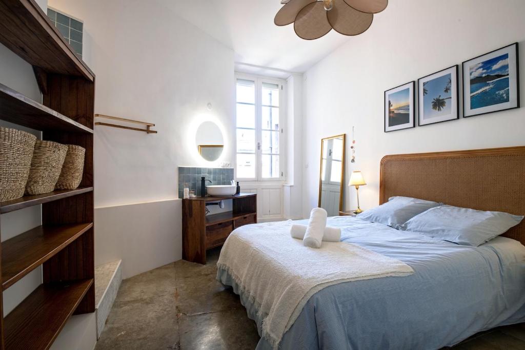 Postel nebo postele na pokoji v ubytování Centre - Marché de Noël - 5 min Place Comédie