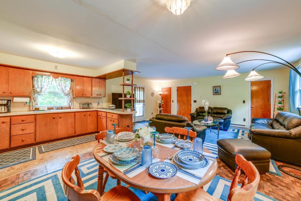 Una cocina y una sala de estar con mesa y sillas. en Serene Duplex with On-Site Brook in Callicoon Center, en Roscoe