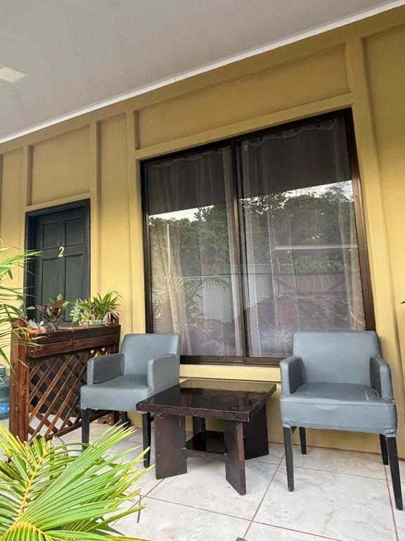 カウイータにあるPuerta del Sol Apartmentのパティオ(椅子2脚、コーヒーテーブル付)