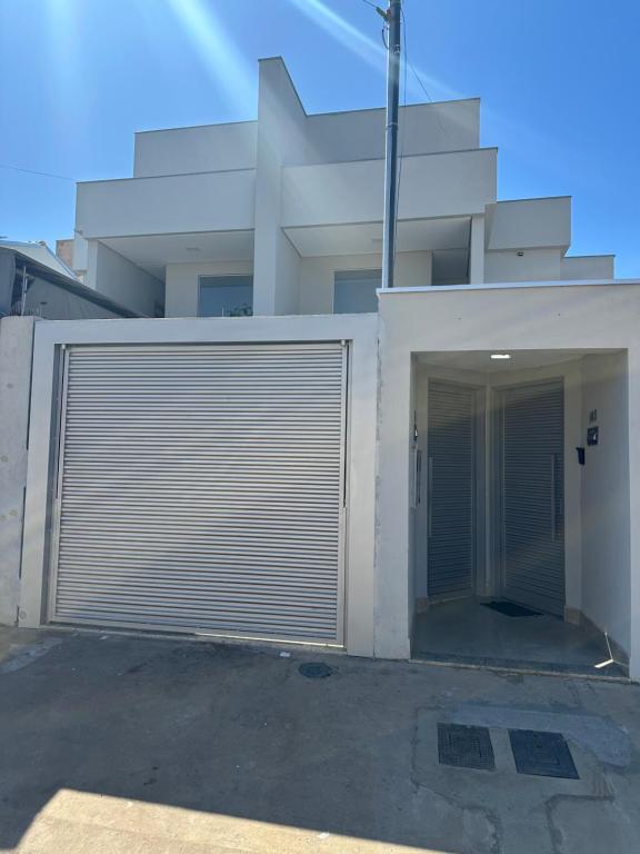 a garage door on the side of a building at Casa para 5 pessoas - Perto de Tudo in Montes Claros