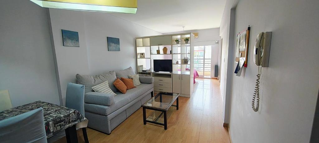 a living room with a couch and a desk with a television at Luminoso monoambiente en Recoleta in Buenos Aires