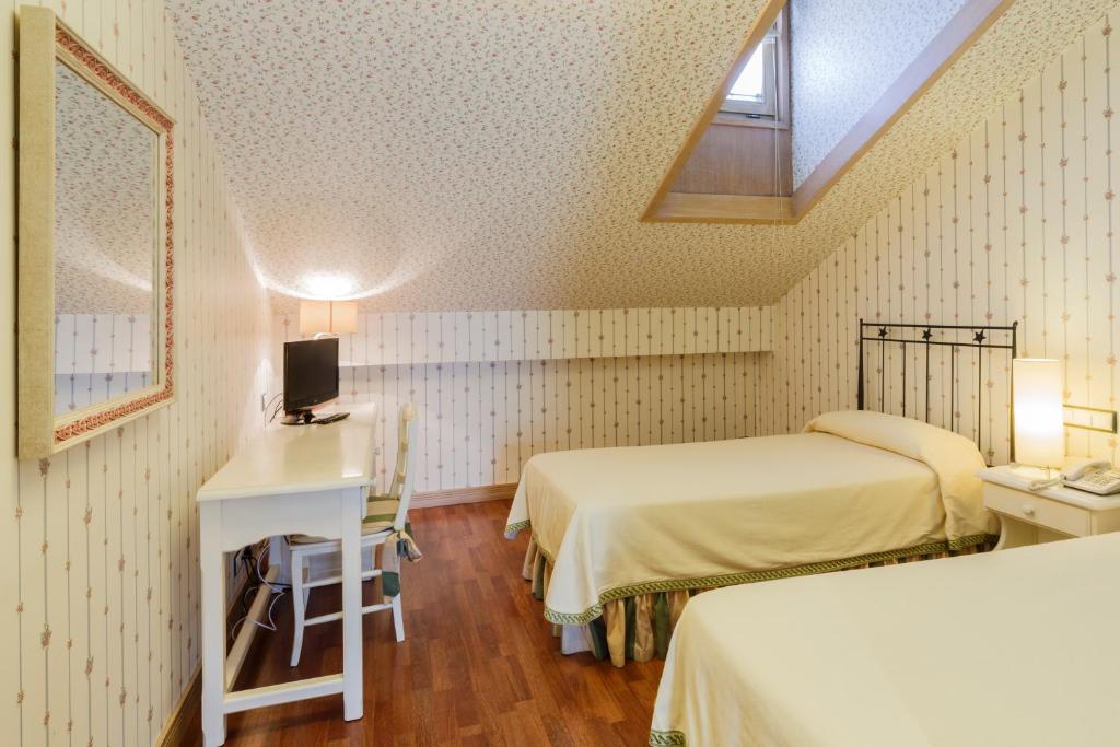 Postel nebo postele na pokoji v ubytování Hotel Azofra