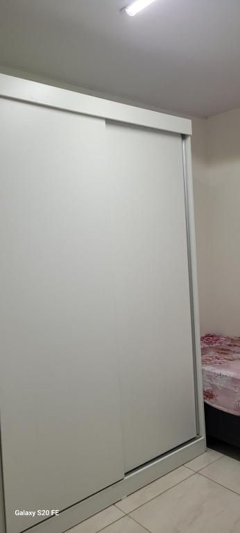 Una puerta corredera de cristal en una habitación con cama en Cop30 Casa Barcarena, en Barcarena