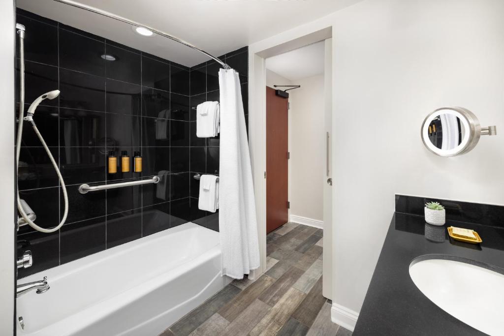 Omni Riverfront New Orleans - 