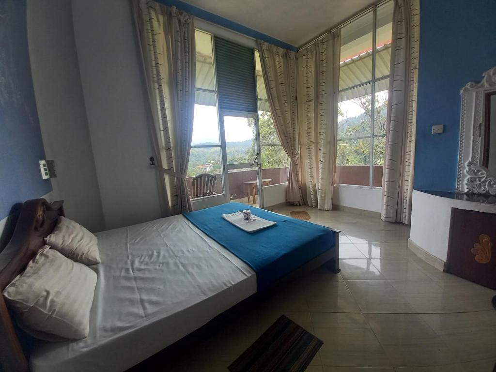 Un dormitorio con una cama con una bandeja encima. en Waves Rock ella, en Ella