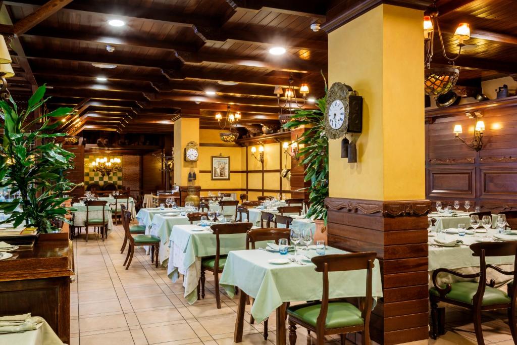 Restaurace v ubytování Hotel Azofra