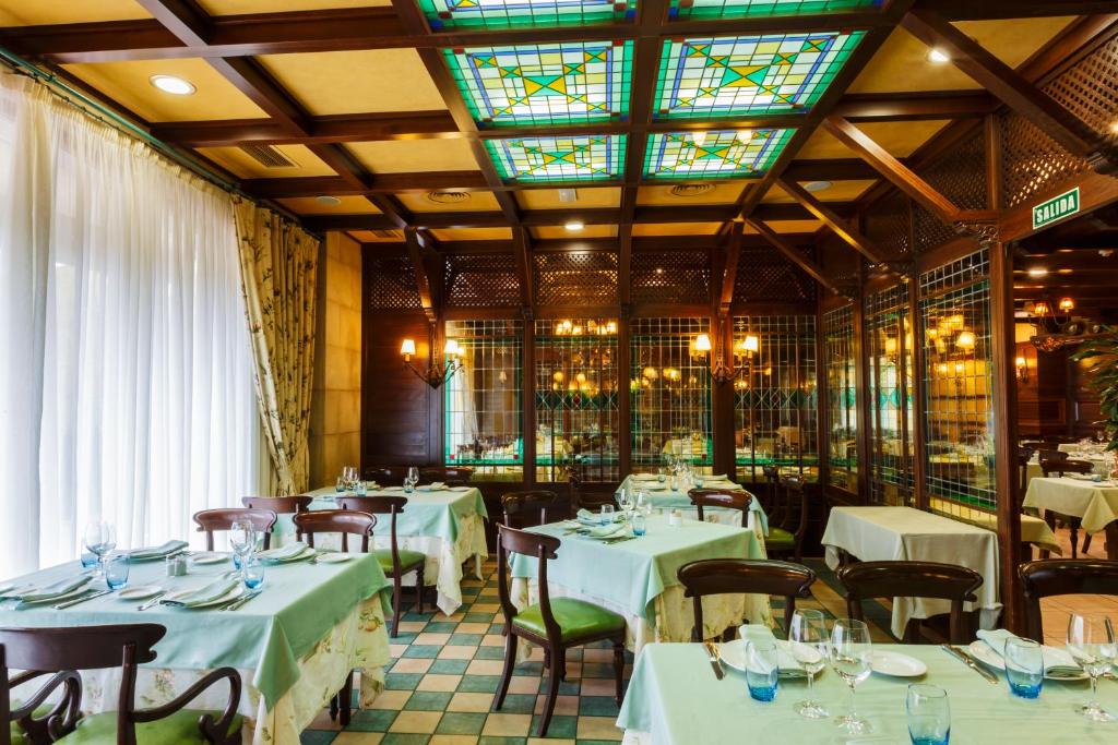 Restaurace v ubytování Hotel Azofra