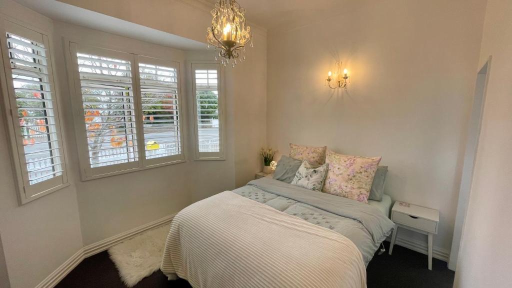 Picture Perfect in the heart of the Village - Resim 18