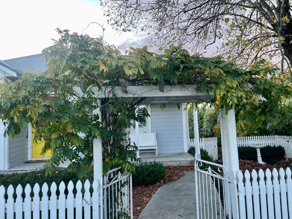 Picture Perfect in the heart of the Village - Resim 9