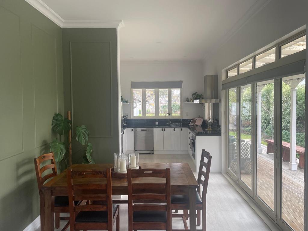 Picture Perfect in the heart of the Village - Resim 8