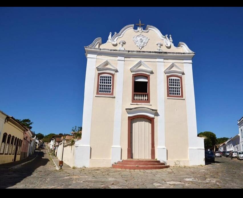 een gebouw met een klok erop bij Ótima suíte privativa no Centro Histórico in Goiás
