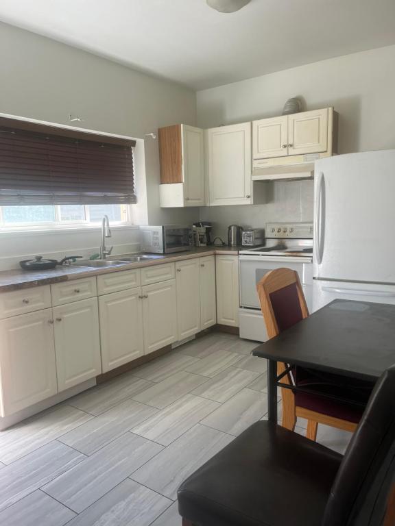 Kuchyň nebo kuchyňský kout v ubytování three bedroom near uvic