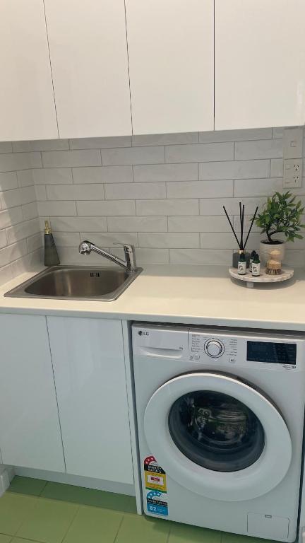 Picture Perfect in the heart of the Village - Resim 20