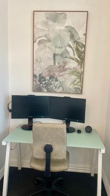 Picture Perfect in the heart of the Village - Resim 19