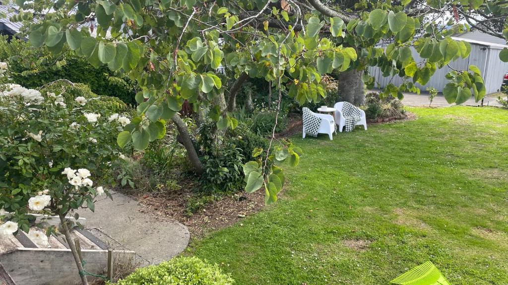 Picture Perfect in the heart of the Village - Resim 14