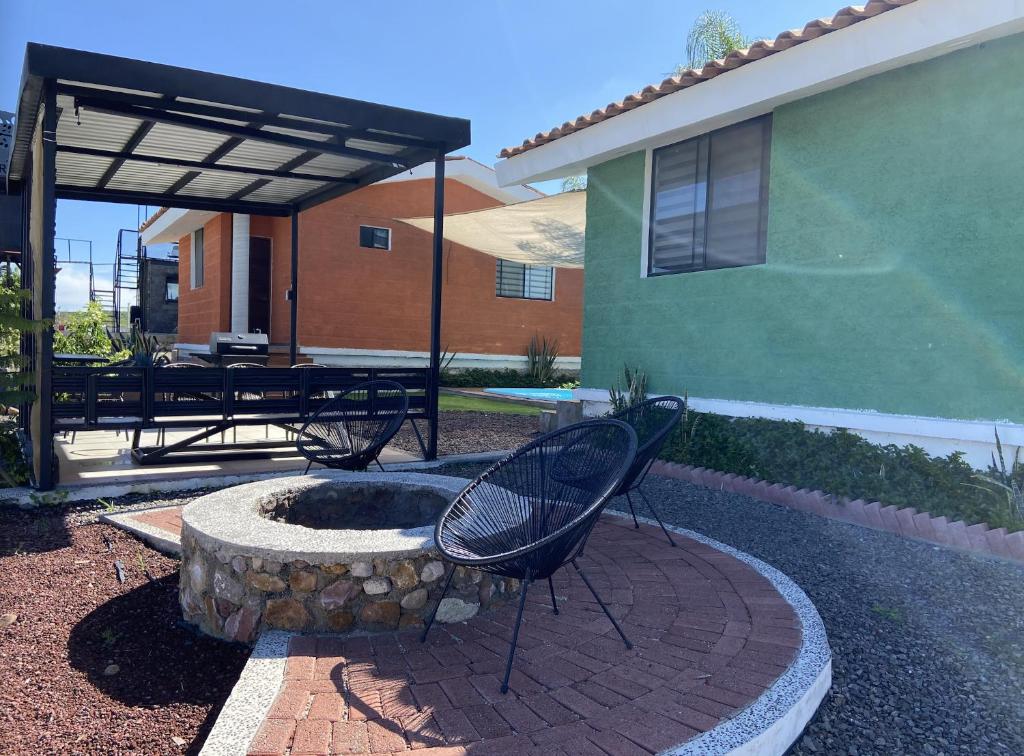a patio with two chairs in front of a building at Tierra Linda in León
