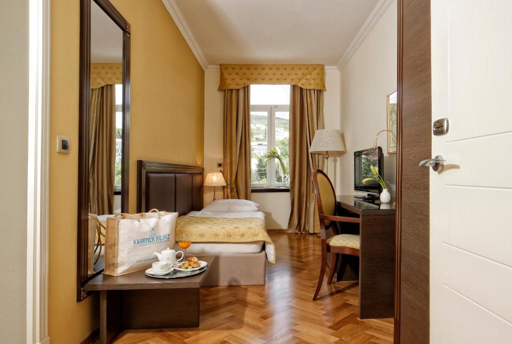 Prostor za sedenje u objektu Hotel Kvarner Palace