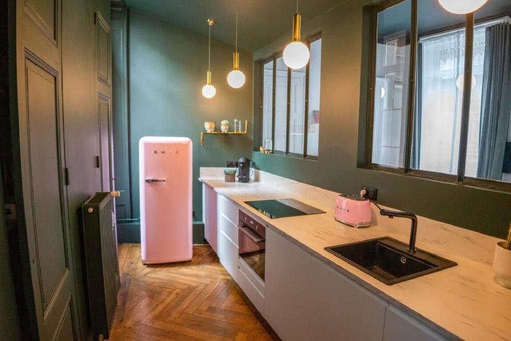 Η κουζίνα ή μικρή κουζίνα στο Beige Hospitalité - Romy - hypercentre - 2 bedrooms - parking
